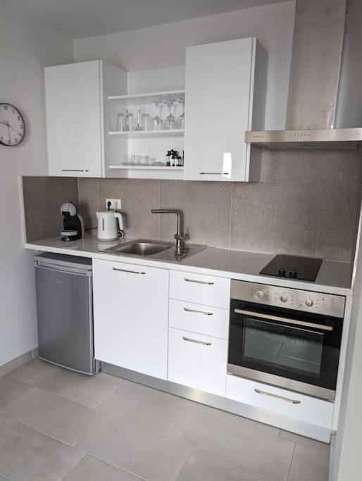 Vasiliki Studio, Beautiful New Built 10 Km To Airport Apartment *